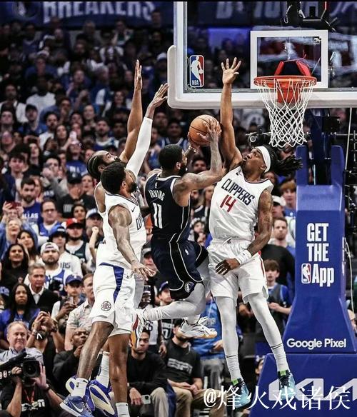 欧文饭后散步偶遇篮球比赛,兴致大发加入对战,直呼羡慕这样的生活! 欧文饭后散步偶遇篮球比赛,兴致大发加入对战,直呼羡慕这样的生活!